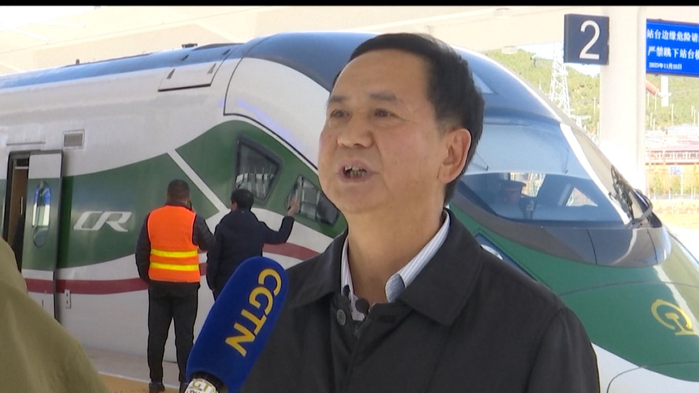 Dengan beroperasinya jalur kereta api Lijiang-Shangri-la