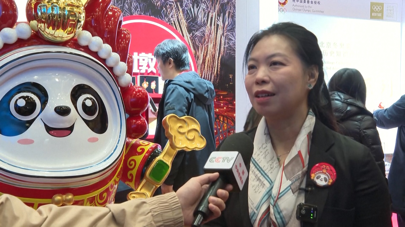 Desain aksesori di kepala maskot tersebut terinspirasi oleh Opera Peking Legenda Ular Putih