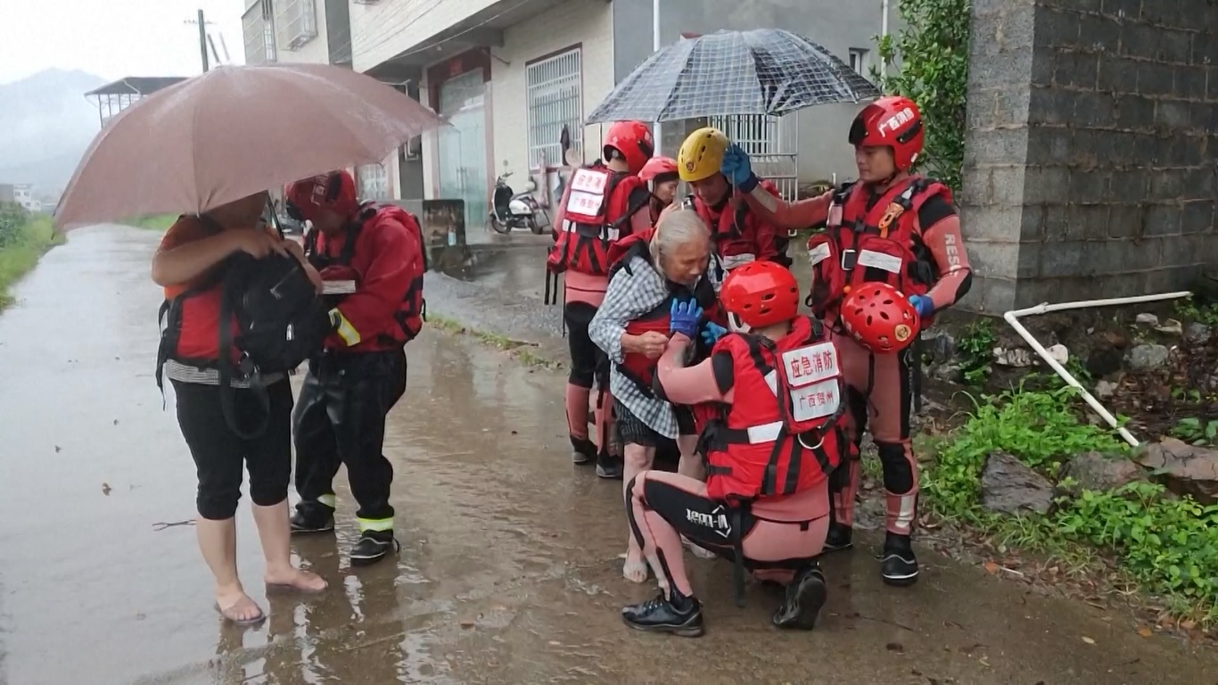 Petugas pemadam kebakaran setempat menyelamatkan 23 warga yang terdampar akibat banjir dan mengevakuasi 24 orang ke tempat yang aman dari hari Selasa (18/6) hingga Rabu (19/6)