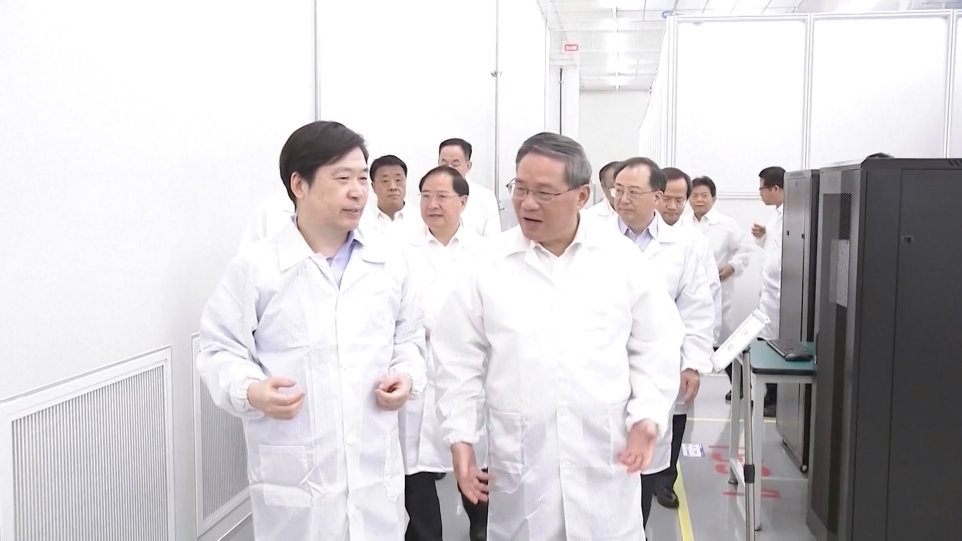 Li mendengarkan laporan tentang pengembangan kecerdasan buatan dan solusi robot bedah untuk ortopedi
