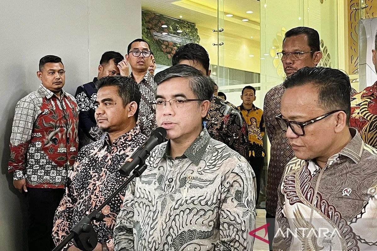 Menaker mengatakan jika usulan itu sudah dikaji maka pihaknya akan membuat regulasi berupa imbauan dan/atau surat edaran