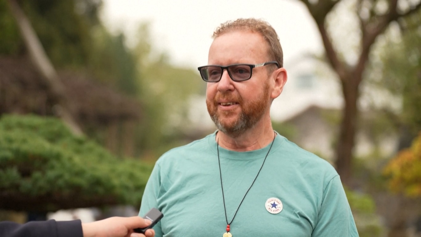 Dengan memanfaatkan jaringan transportasi Tiongkok yang canggih