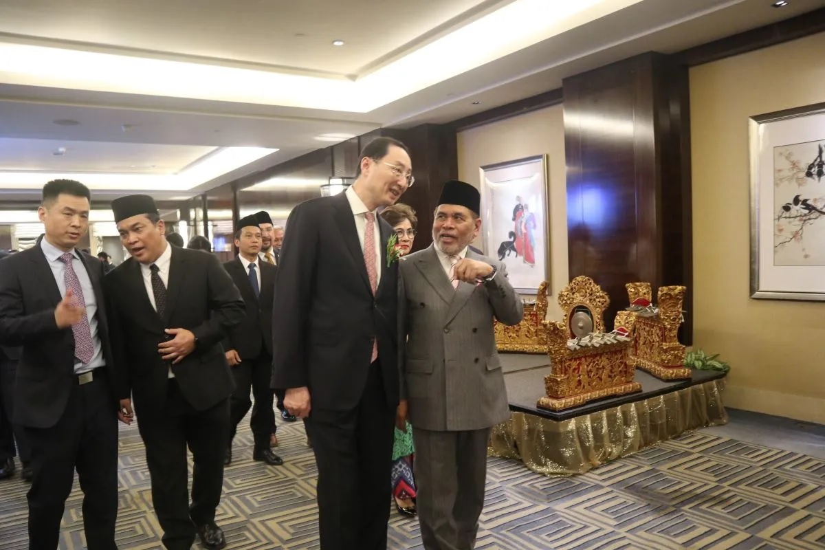 Wakil Menteri Luar Negeri Tiongkok Sun Weidong (ketiga dari kanan) dan Duta Besar RI untuk Tiongkok dan Mongolia Djauhari Oratmangun (paling kanan) berjalan menuju lokasi resepsi diplomatik peringatan Hari Ulang Tahun (HUT) ke-79 RI di Beijing