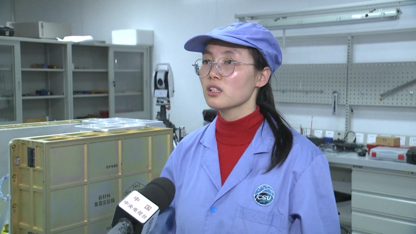 Kelompok bahan pertama untuk eksperimen paparan ekstravehicular meliputi bahan non-logam