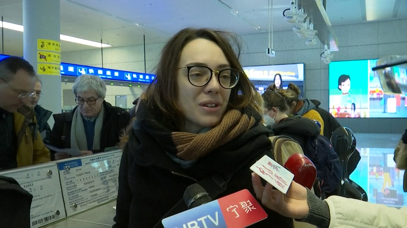 Para pelancong yang tiba pada hari Jum&#039;at (1/12) mengatakan bahwa kebijakan baru ini memfasilitasi perjalanan dan pertukaran lintas batas