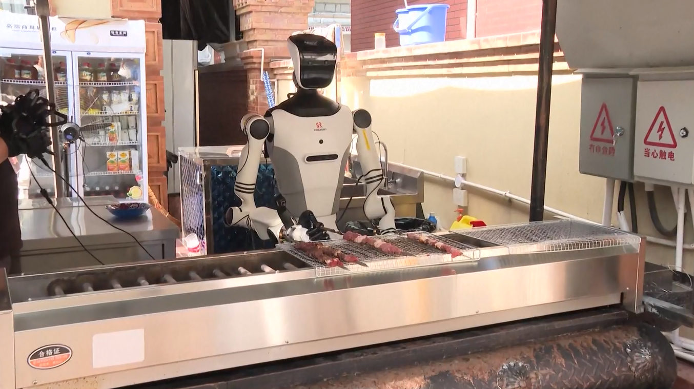 Pertunjukan Memasak Robot Humanoid Menarik Perhatian di Xinjiang
