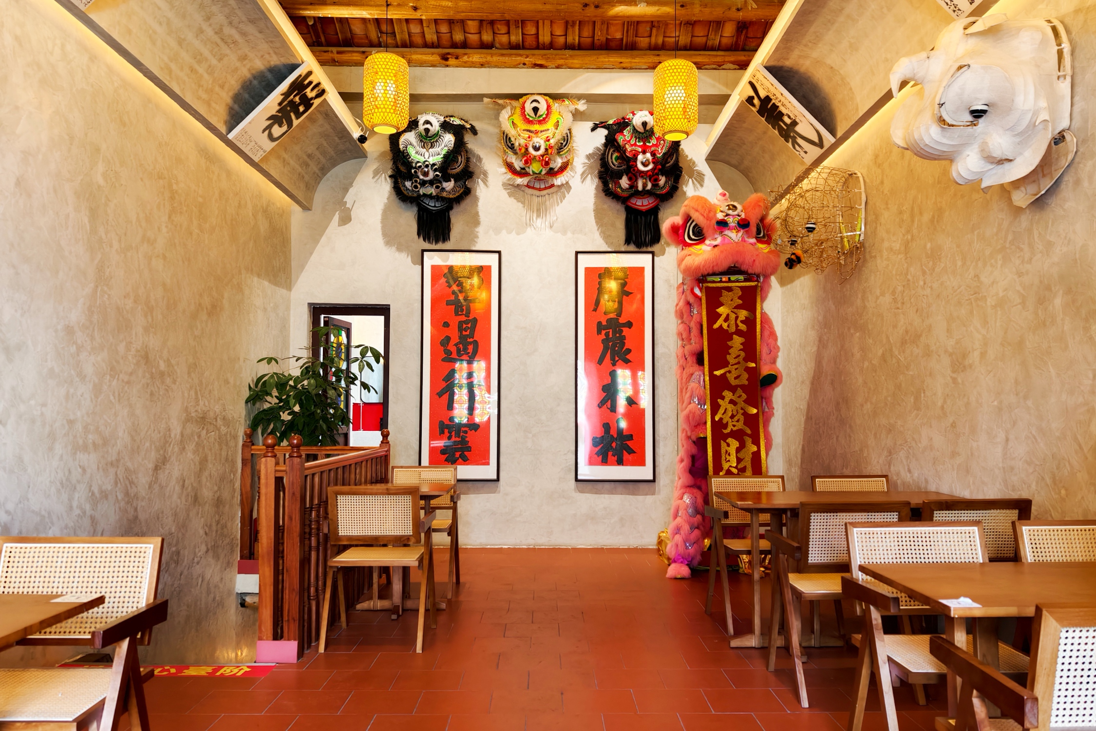 Dengan desain interior retro yang merayakan budaya rakyat