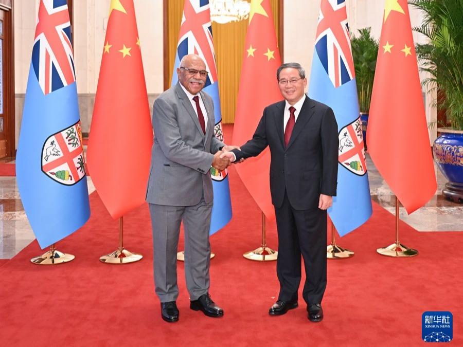 Perdana Menteri Tiongkok Li Qiang mengadakan pembicaraan dengan Perdana Menteri Fiji Sitiveni Rabuka yang sedang berkunjung di Beijing pada hari Minggu kemarin (18/08)
