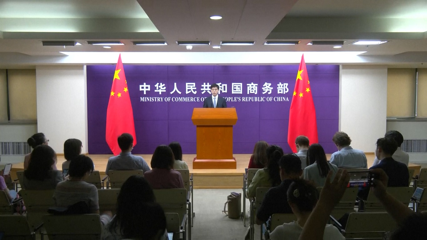 Berbicara pada sebuah konferensi pers