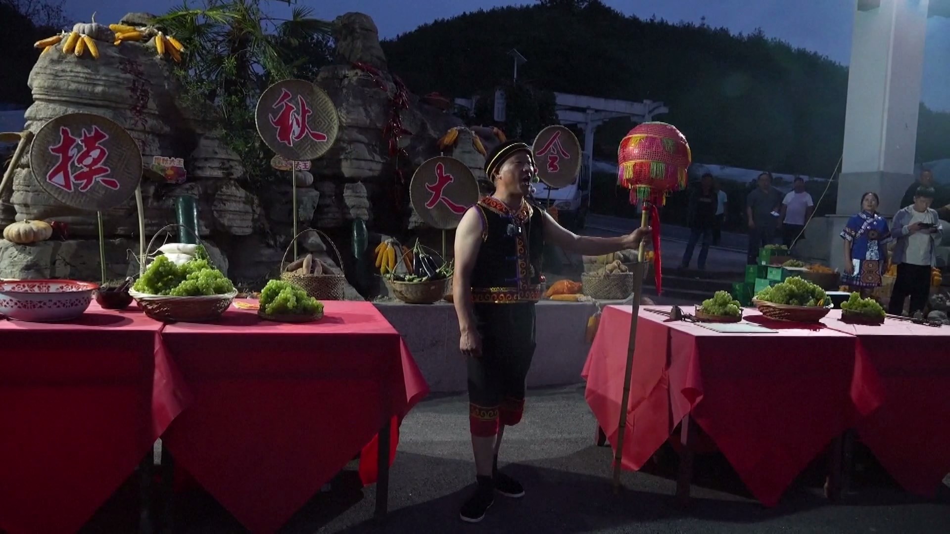 Sebuah acara pengumpulan sayuran tradisional diadakan pada hari Jumat di Kabupaten Jianshi