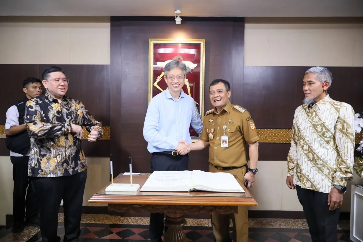 Gubernur Jawa Tengah Ahmad Luthfi menawarkan tiga proyek investasi ke Tiongkok meliputi pengelolaan sampah yang terintegrasi pendirian rumah sakit berskala internasional dan tanggul laut raksasa