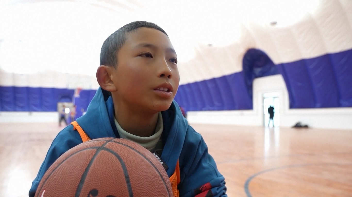 Stadion itu dibangun di sebuah sekolah dasar di dataran tinggi di Kabupaten Nyainrong