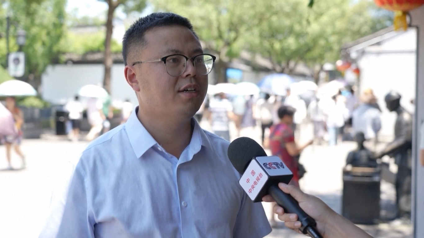 Boneka kartun bertema Lu Xun yang menawan berhasil menarik wisatawan ke Kota Shaoxing di Provinsi Zhejiang