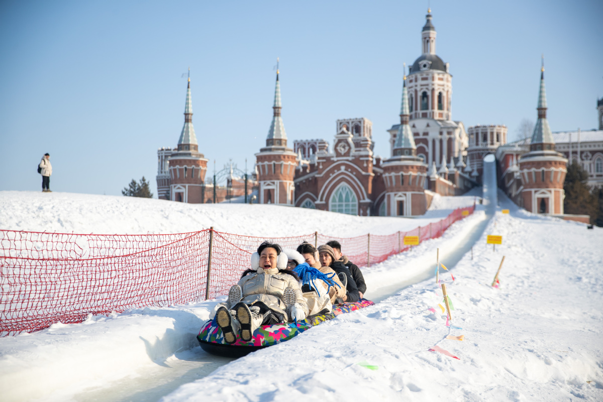 Wisatawan terpesona oleh pemandangan es yang menakjubkan di Harbin dan keramahan penduduk setempat yang hangat