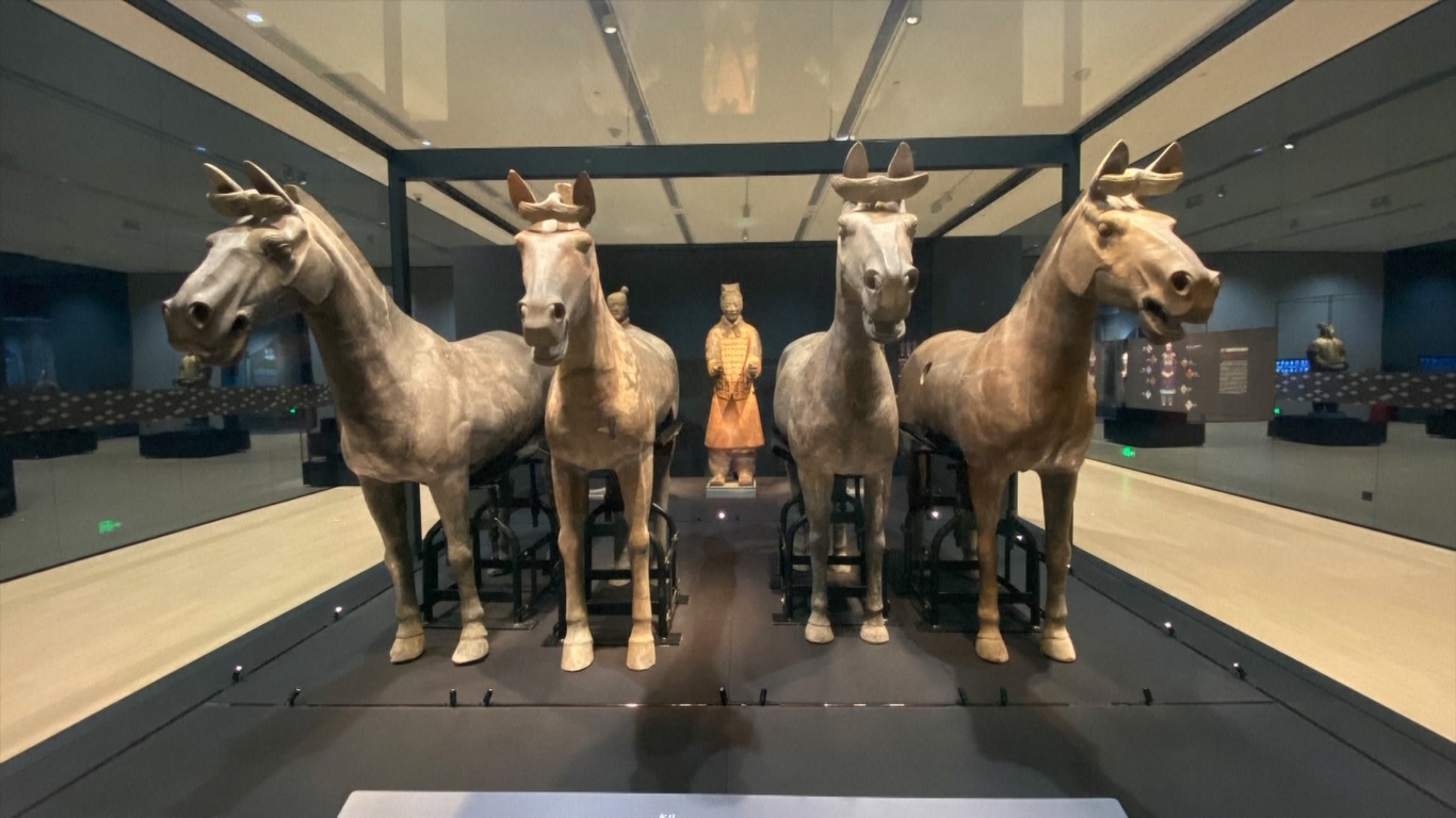 Pameran yang berfungsi sebagai tambahan komprehensif untuk tampilan asli museum itu menampilkan 230 relik budaya terpilih