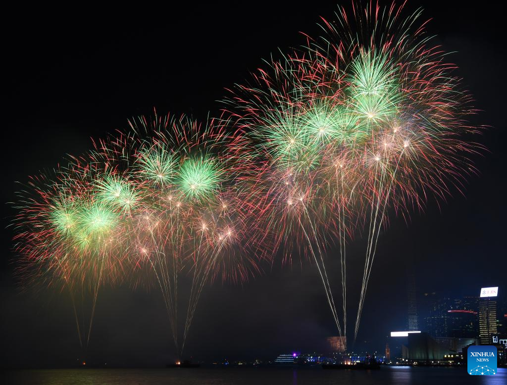 Kembang Api Menerangi Langit Tiongkok untuk Rayakan Uang Tahun ke-76 Berdirinya RRT