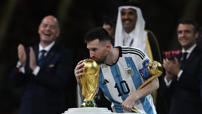 Lionel Messi tak bisa menyembunyikan kekagumannya saat melihat dan menggenggam trofi Piala Dunia yang akhirnya bisa ia menangkan