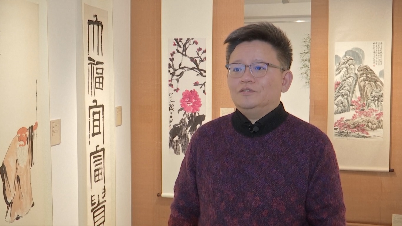 Ia menekankan sistem kalendernya yang unik dan relevansinya dengan tantangan lingkungan saat ini