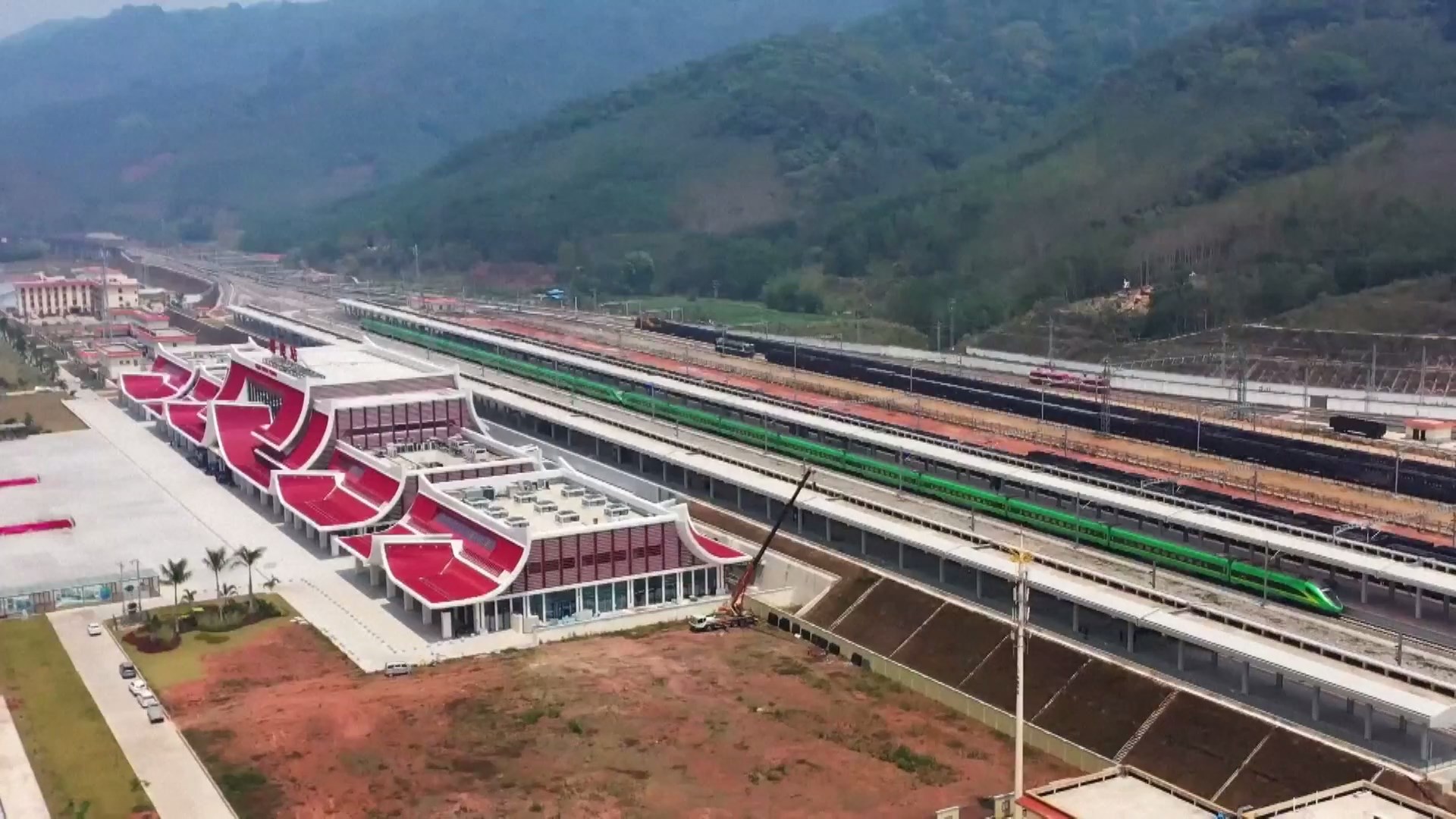 Volume kargo kumulatif yang diangkut melalui Kereta Api Tiongkok-Laos lintas batas telah melebihi 10 juta ton pada hari Senin