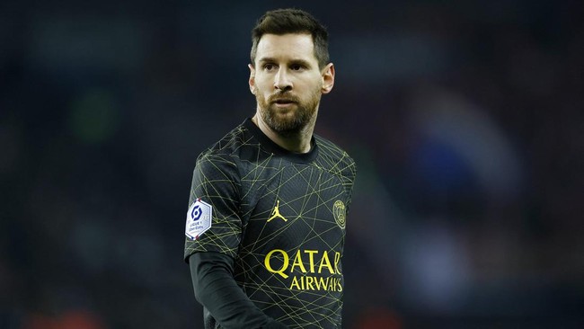 Lionel Messi akhirnya tidak kebal hukuman di Paris Saint-Germain (PSG) setelah mendapat skorsing dua minggu karena mangkir dari latihan demi liburan ke Arab Saudi