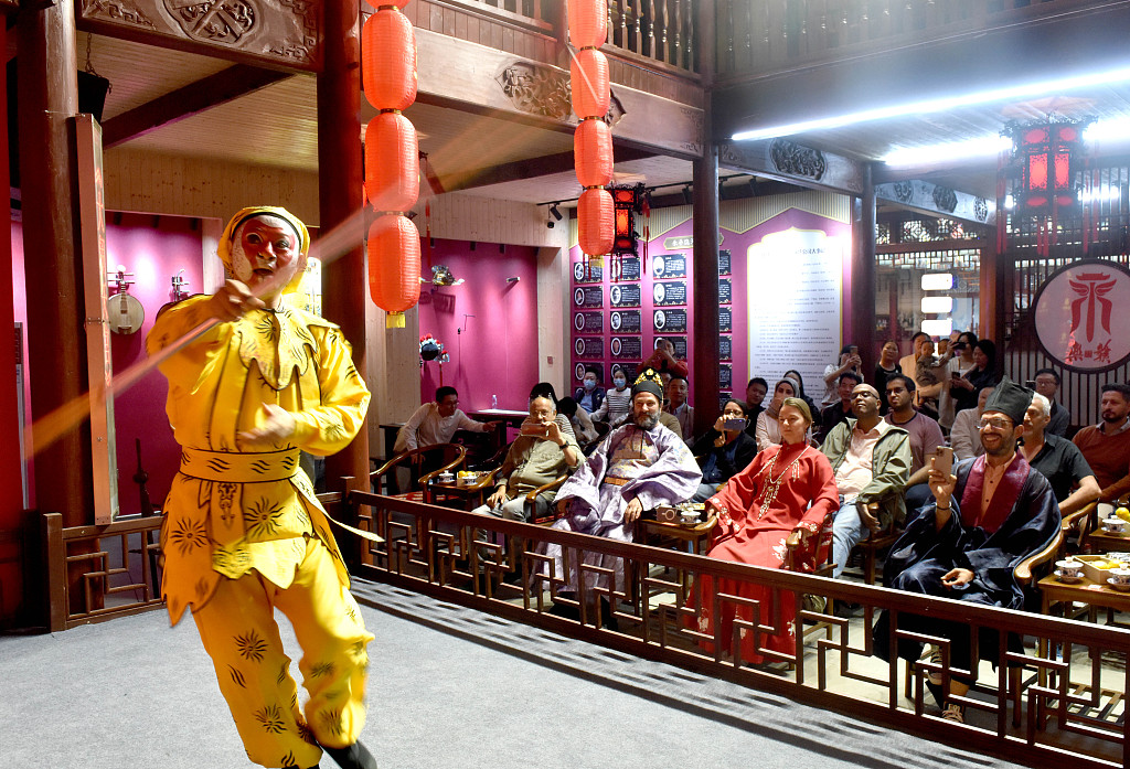 Di Leping para seniman jatuh cinta pada Opera Jiangxi setelah mengunjungi Museum Teater Kuno Leping dan menonton beberapa drama perwakilan Opera Jiangxi