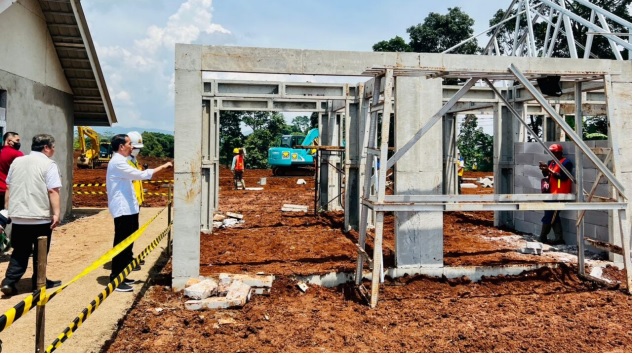 Presiden Joko Widodo meninjau langsung progres pembangunan rumah tahan gempa di Desa Sirnagalih