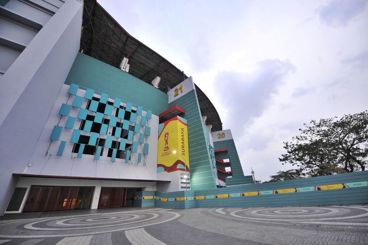 Sejumlah pekerja terus melakukan persiapan jelang perhelatan pembukaan Piala Dunia U-17 di Stadion Gelora Bung Tomo (GBT) Kota Surabaya