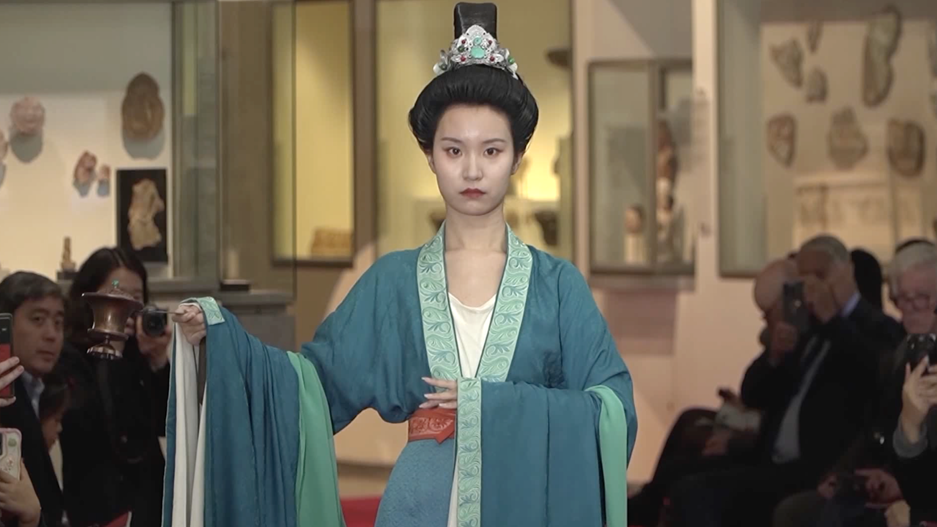 Sebuah peragaan busana khusus yang diprakarsai oleh Beijing Institute of Fashion Technology dipentaskan pada 13 Maret di Museum Guimet Paris