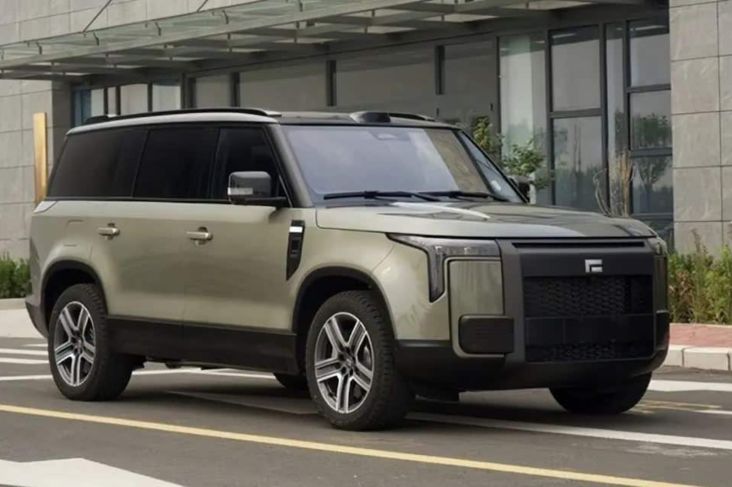 Pabrikan otomotif Tiongkok Rox Motor baru saja meluncurkan mobil jenis SUV bernama Stone 01 Menariknya mobil tersebut benar-benar sangat mirip dengan Land Rover Defender terbaru
