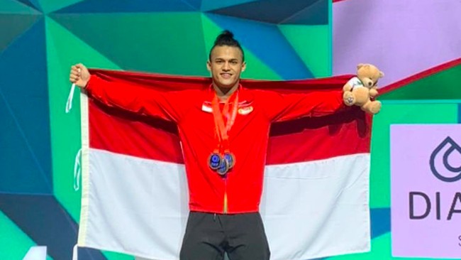 Lifter putra Indonesia Rizki Juniansyah datang ke Olimpiade Paris 2024 dengan catatan rekor dunia