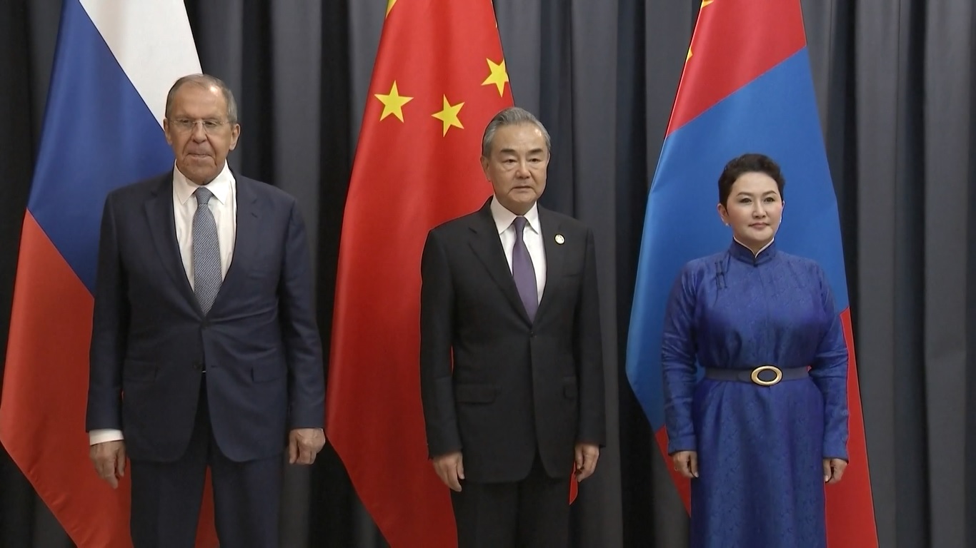 Ketiga menteri luar negeri bertukar pikiran mengenai isu-isu internasional dan regional yang menjadi kepentingan bersama