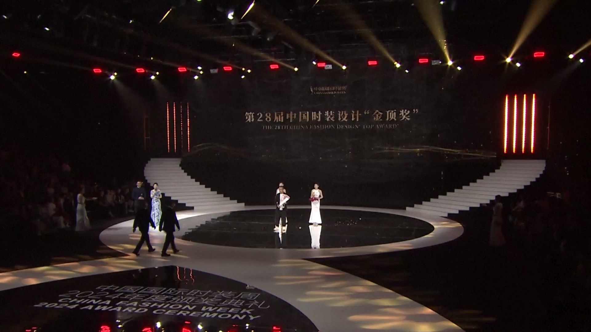 China Fashion Week Musim Semi/Musim Panas 2025 (SS25) berakhir di Beijing pada Jumat malam dengan beberapa pemenang penghargaan diumumkan pada upacara penutupan