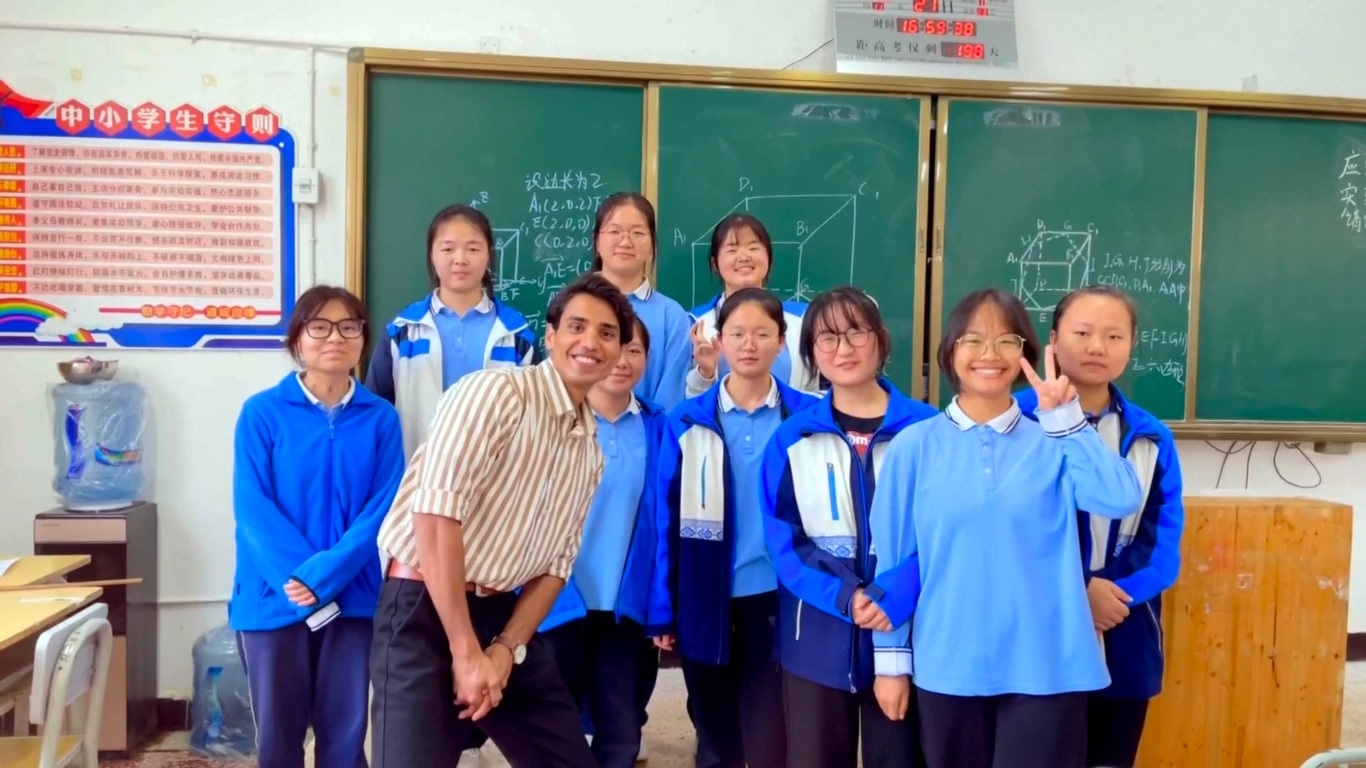 Teman-teman Tiongkoknya memperlakukannya seperti keluarga dan selalu ada setiap kali ia membutuhkan bantuan