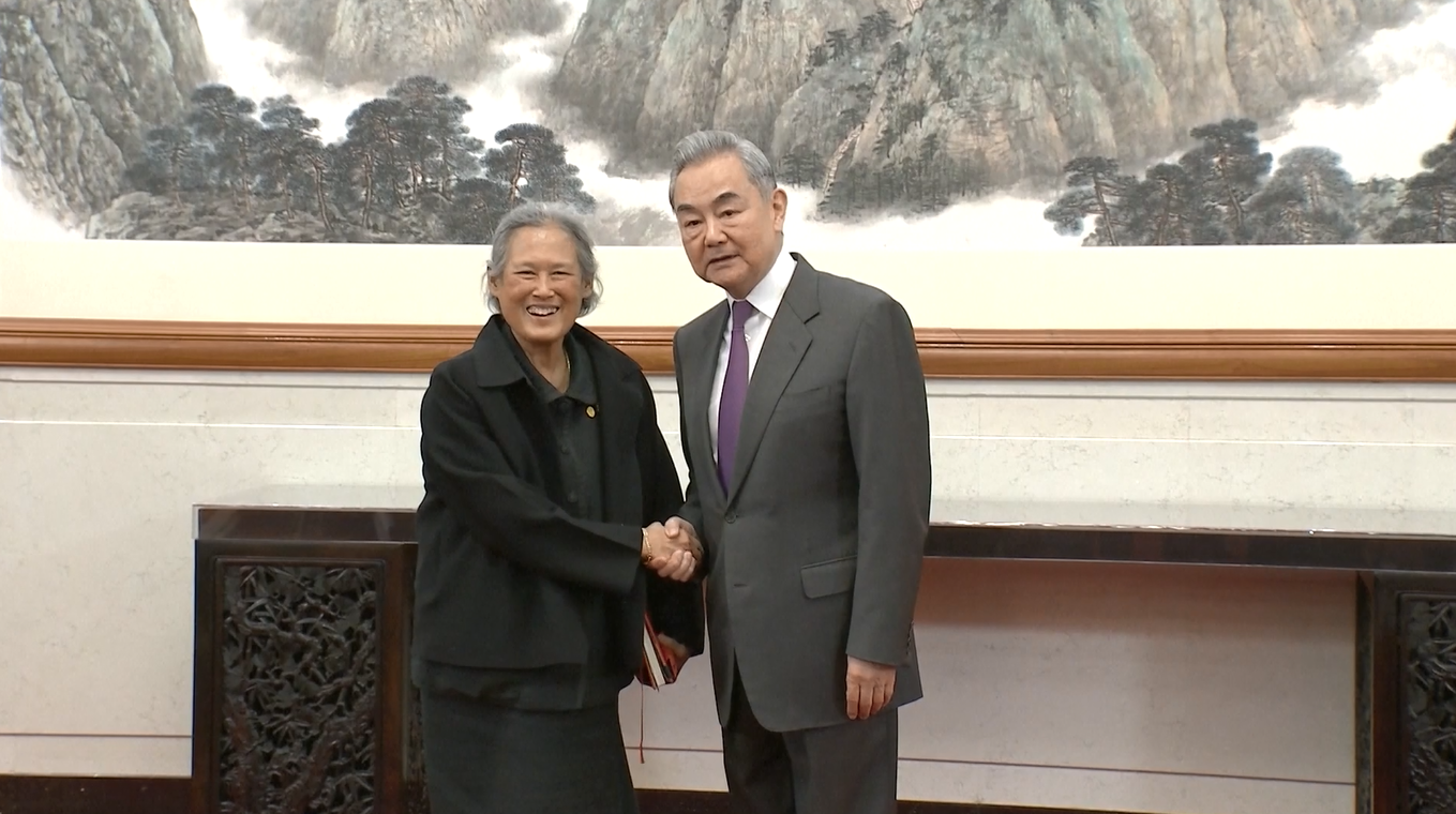 Menteri Luar Negeri Tiongkok Bertemu dengan Putri Sirindhorn dari Thailand