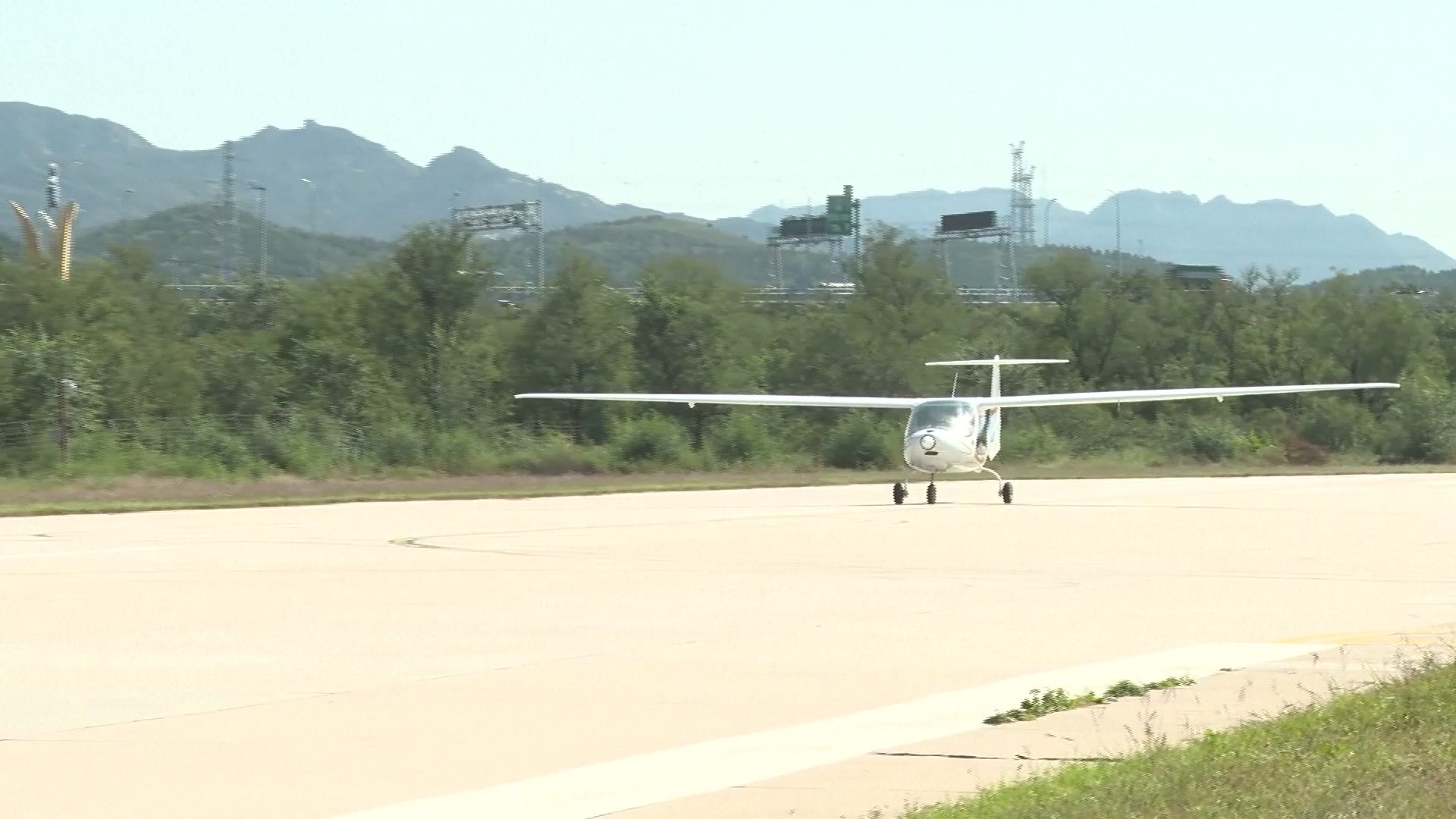 Pesawat listrik dua tempat duduk RX1E-A yang dikembangkan sendiri oleh Tiongkok melakukan penerbangan pertamanya di atas kawasan indah di Distrik Yanqing
