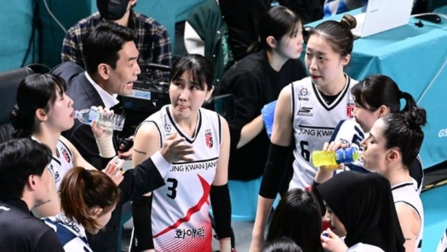 Pelatih Red Sparks Ko Hee Jin berbicara soal strategi jelang Megawati Hangestri Pertiwi Cs melawan pemuncak klasemen Pink Spiders yang diperkuat Ratu Voli Korea Kim Yeon Koung