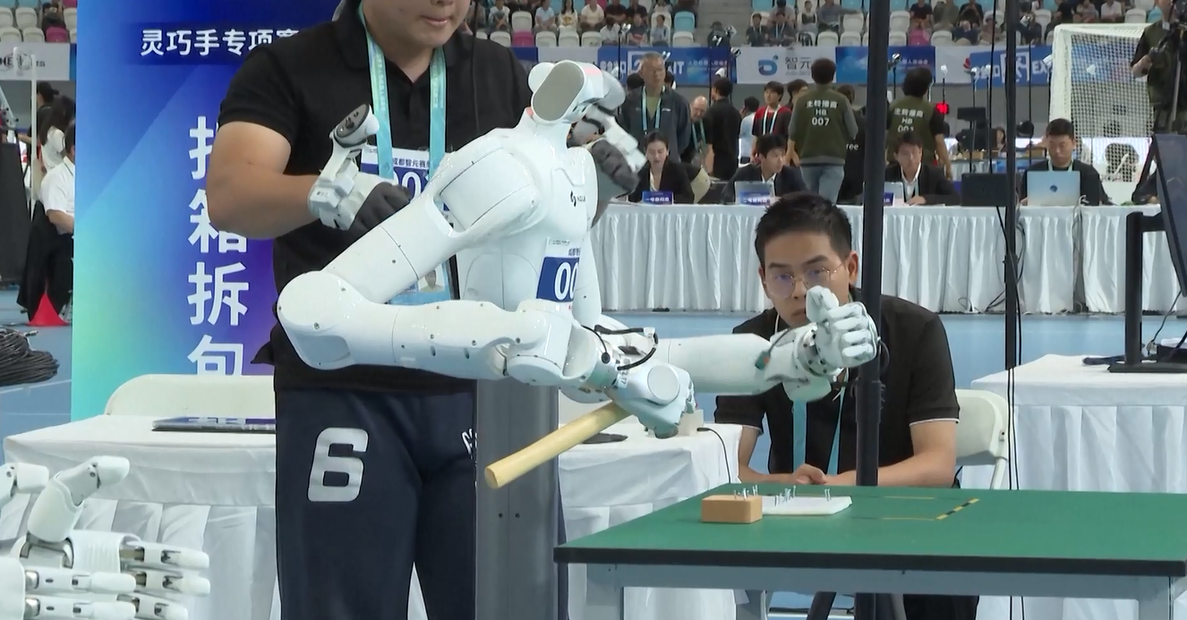 Robot-robot Bersaing Memaku dengan Presisi dalam Ajang Kompetisi Robot Humanoid di Beijing