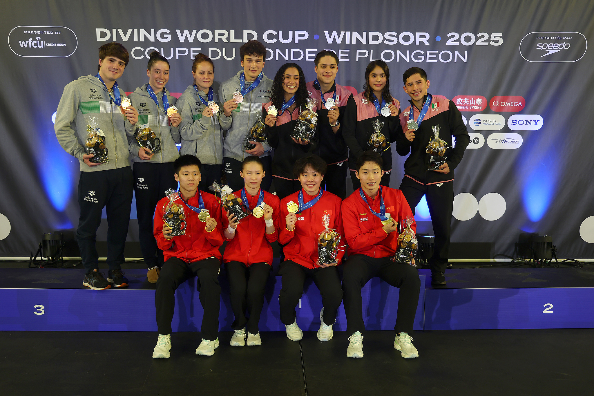 Medali emas pertama dari nomor beregu campuran 3 meter dan 10 meter di Piala Dunia Selam Akuatik Dunia di Windsor Kanada diraih Tiongkok