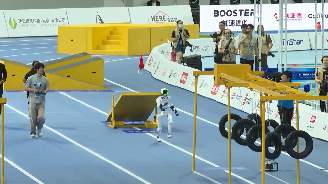 Lari Rintangan 400 Meter Menguji Kelincahan Robot di World Humanoid Robot Games