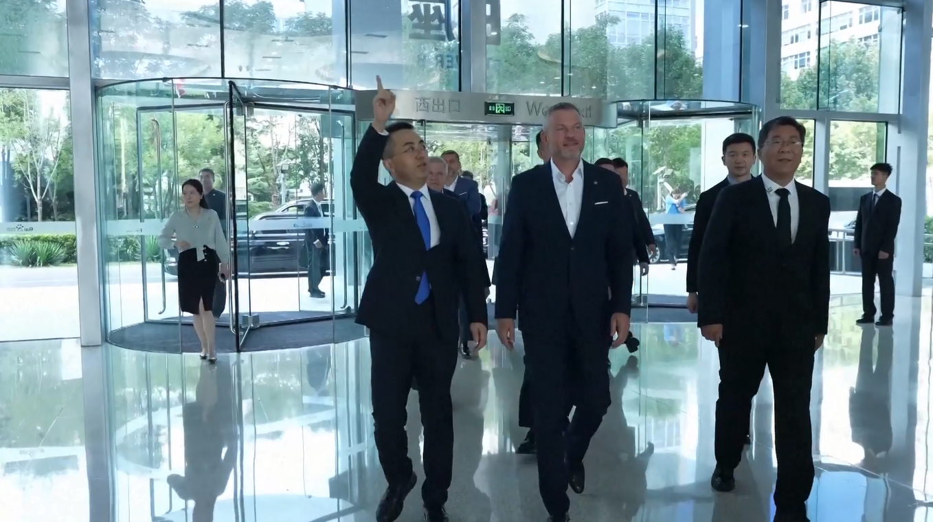 Presiden Slovakia Kunjungi Markas Besar Raksasa Teknologi Tiongkok, Menaiki Mobil Tanpa Pengemudi
