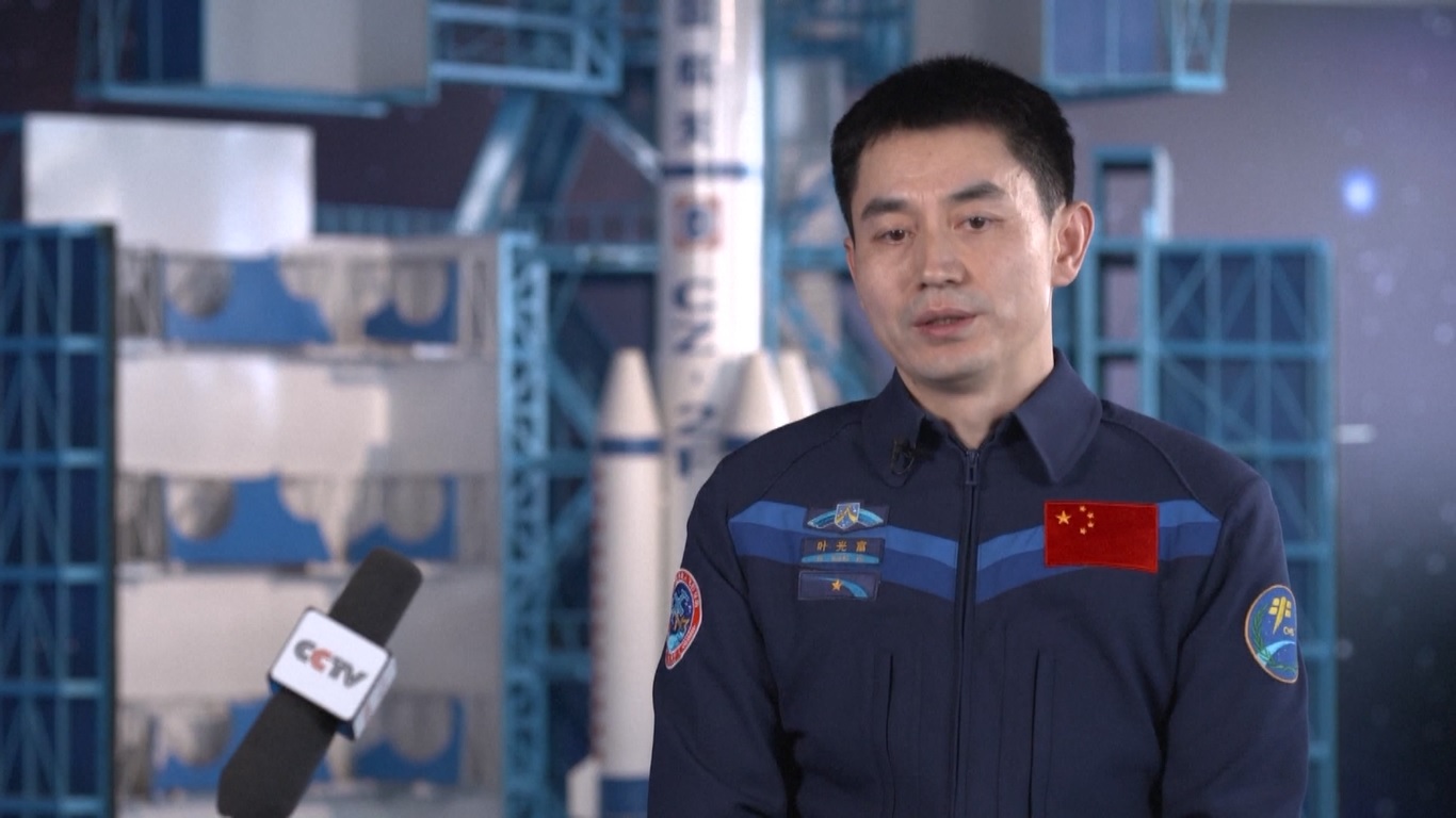 Ye adalah bagian dari tiga anggota kru bersama dengan Zhai Zhigang yang berpengalaman