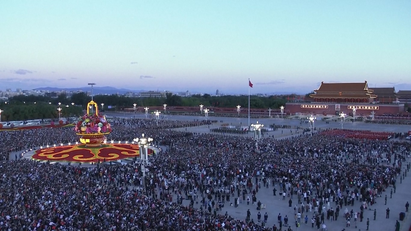 Banyak warga Tiongkok yang memiliki kebiasaan menonton upacara pengibaran bendera nasional di Lapangan Tian'anmen pada 1 Oktober sebagai cara merayakan Hari Nasional