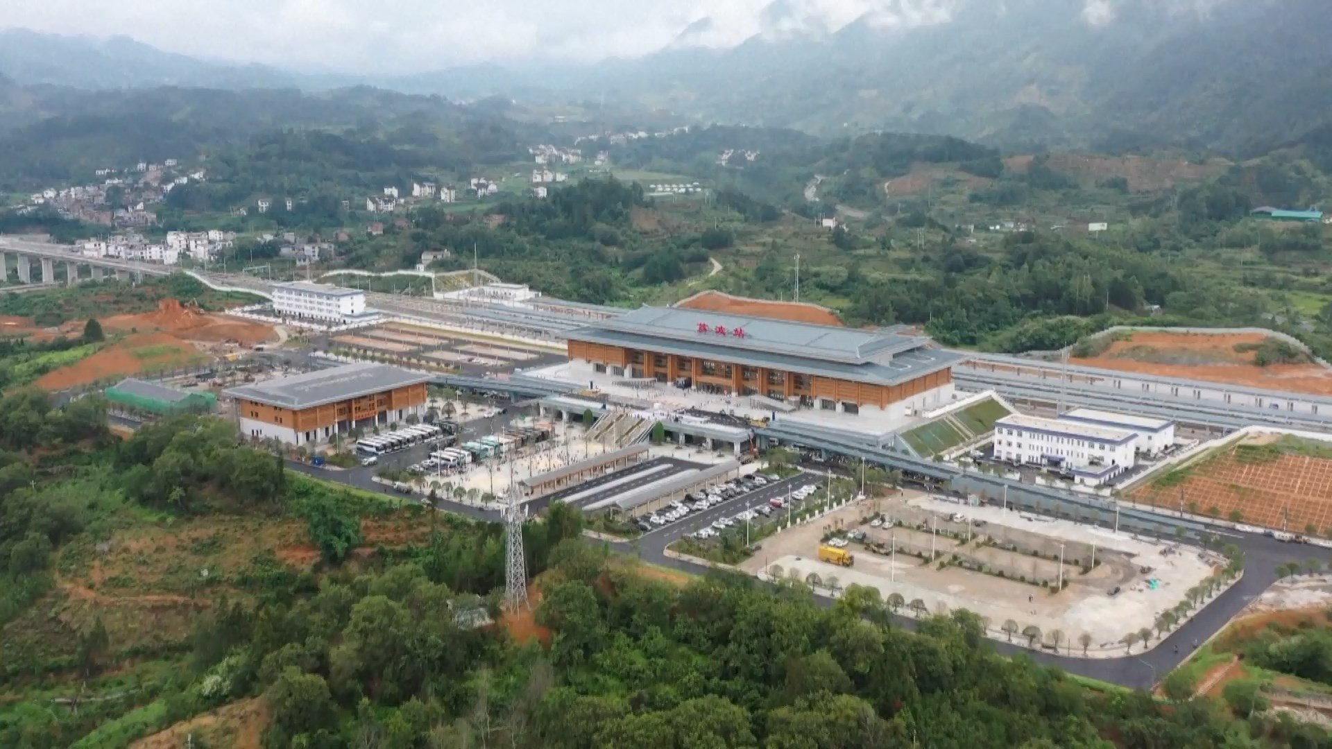 Dari Januari hingga Juli tahun ini sektor perkeretaapian Tiongkok telah mencapai investasi aset tetap sekitar 370 miliar yuan