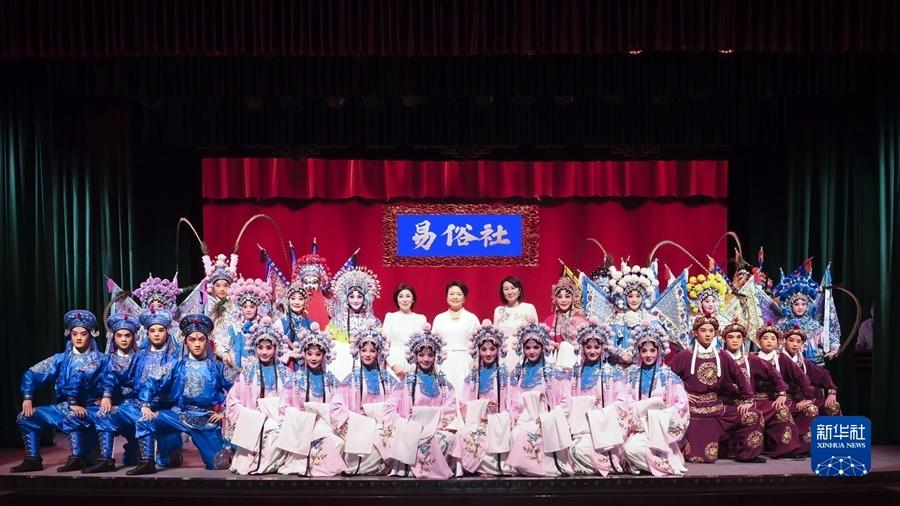 Di ruang pameran Yisu Teater Peng Liyuan mengajak para tamu melihat cara pembuatan wayang kulit dan jug amenonton opera wayang kulit