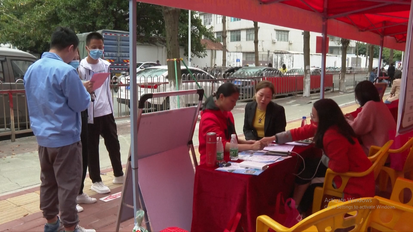 Istilah Mom's Posts telah menjadi topik hangat dunia maya di Tiongkok Topik ini merujuk pada pekerjaan yang dirancang khusus untuk Ibu Rumah Tangga yang memiliki anak dengan memberi mereka kesempatan untuk menyeimbangkan rumah dan pekerjaan