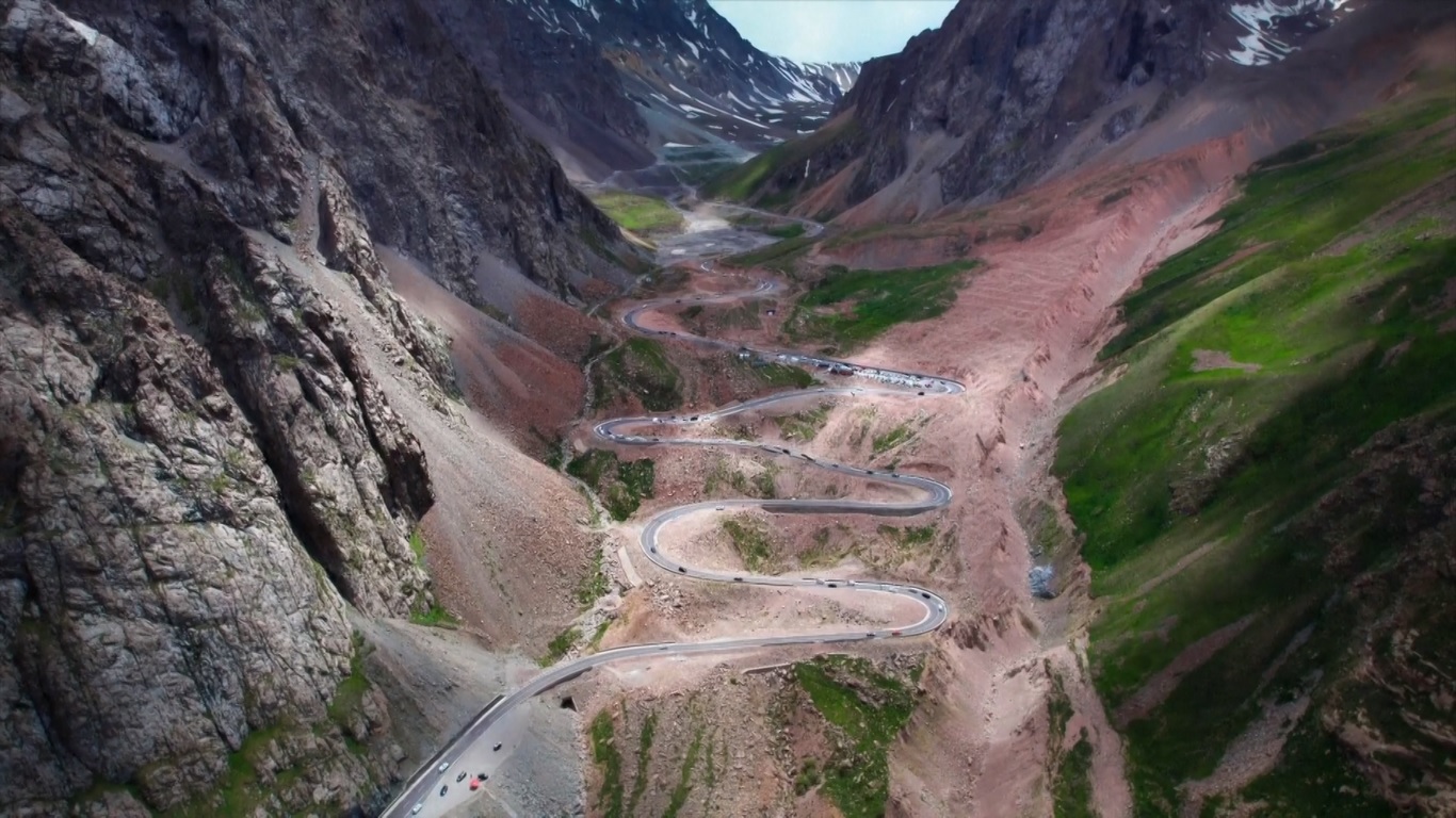 Polisi Lalu Lintas Bekerja Keras untuk Jaga &#039;Jalan Terindah di Tiongkok&#039; Ini Tetap Aman
