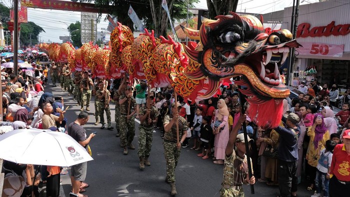 Ribuan orang tumpah ruah menyaksikan prosesi kirab Cap Go Meh di Kota Magelang Dalam kirab ini ada yang istimewa yakni Liong dengan panjang 120 meter