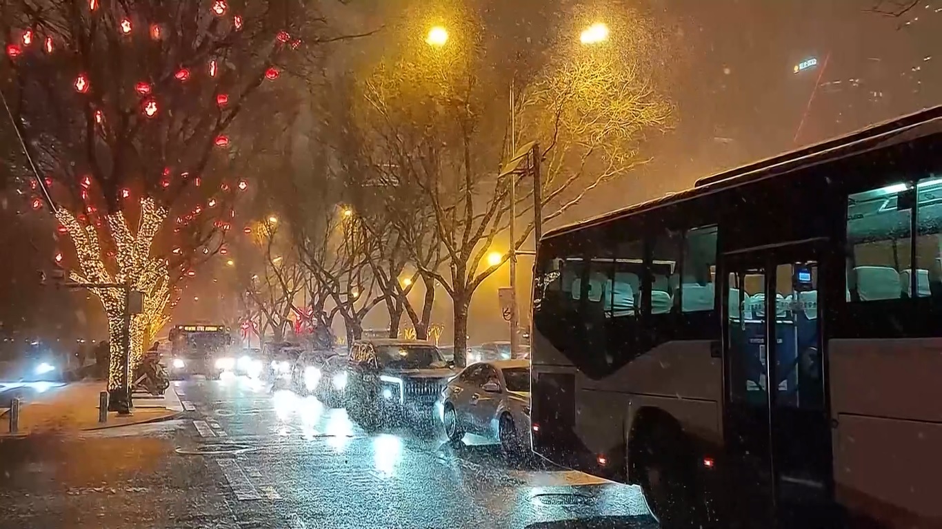 Beijing mengalami hujan salju pertama di seluruh kota untuk Tahun Naga mulai Selasa (20/2) malam