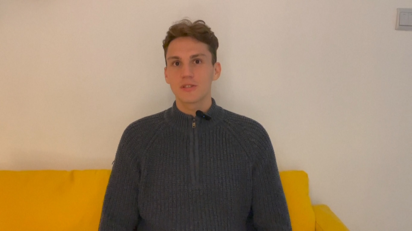 Dia berbagi pengalaman langsungnya tentang masakan lokal di kota-kota yang dia kunjungi dan menggunakan pembayaran mobile