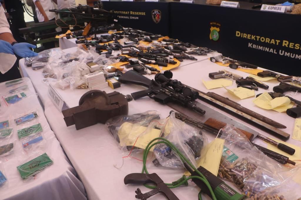 Pihak berwenang juga berhasil menangkap pemasok senjata dalam jaringan ini